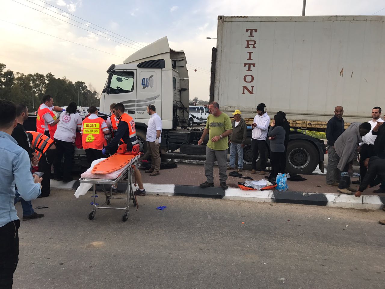 חובשי מד''א מטפלים בזירת התאונה (צילום: דוברות מד''א)